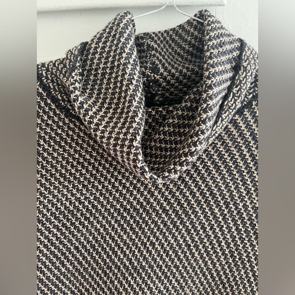 Romeo & Juliet Couture Poncho - Picture 4 of 5